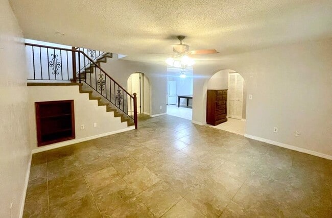 Building Photo - 2053 Oak Meadow Cir