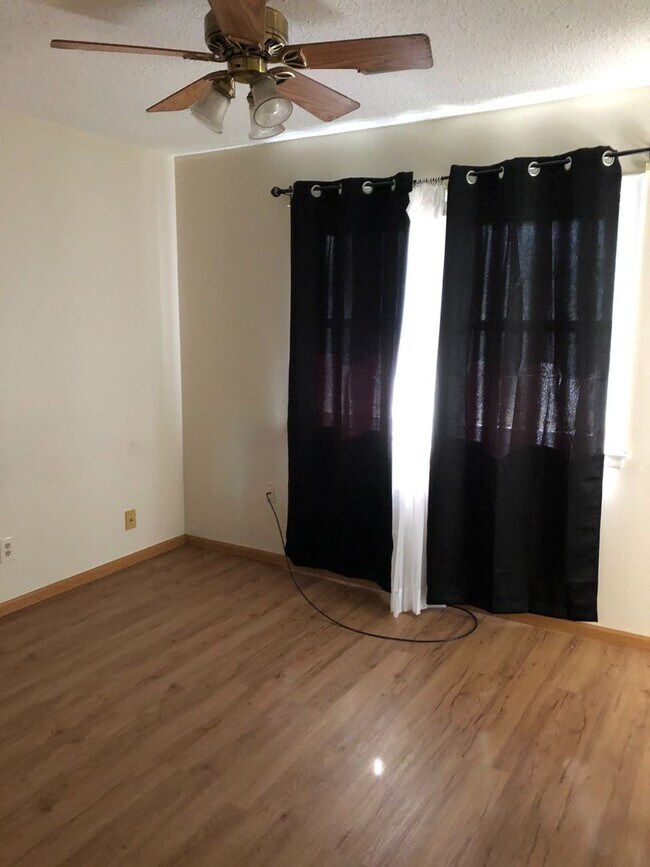 Foto del edificio - 1 Bedroom, 1 Bath Townhouse in LeClaire, IA