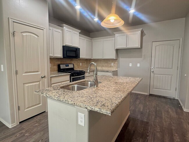 Building Photo - Charming 3 Bedroom Duplex In Surrey Hills