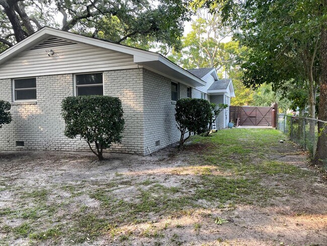 Building Photo - Charming All-Brick 2 Bedroom, 2 Bath Home ...