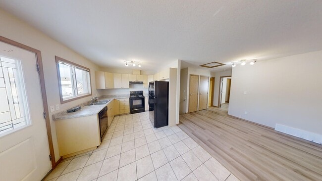 Building Photo - 9225-9293 93 Ave