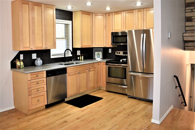 Building Photo - 12820 Willow Ln