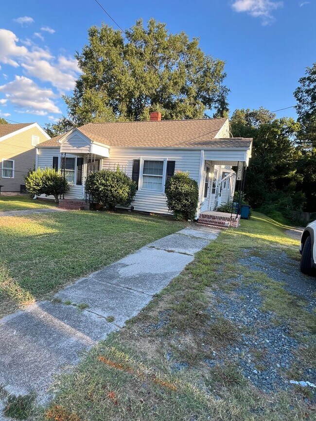 Foto del edificio - 2411 Chapel Hill Rd