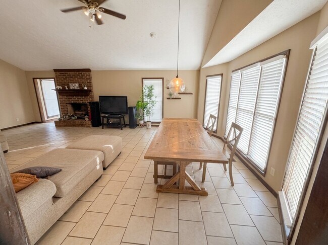 Foto del edificio - 5545 Little Bear Dr
