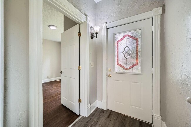 Foto del edificio - 911 Sims Ave