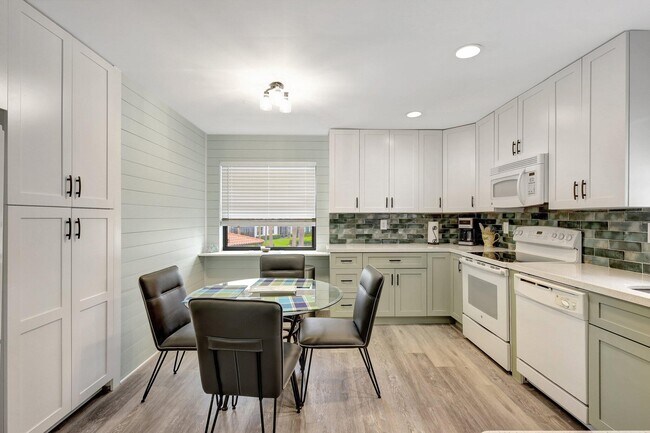 Building Photo - 6142 SE Landing Way
