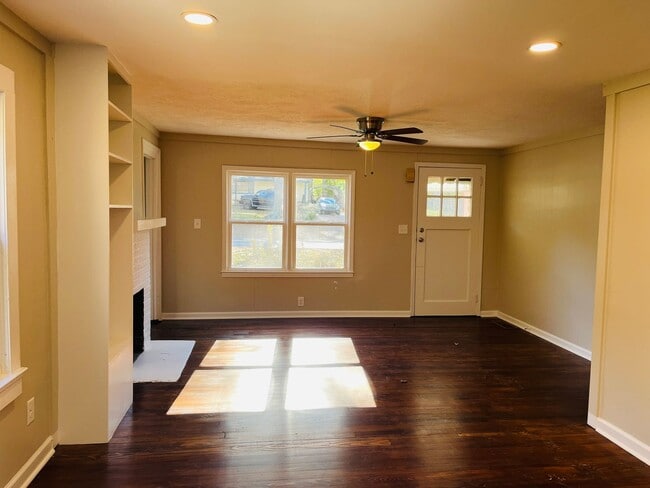 Building Photo - Wow! Renovated 3 bedroom home in Fairburn! Must See!