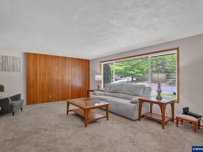 Foto del edificio - 3230 NW Norwood Dr