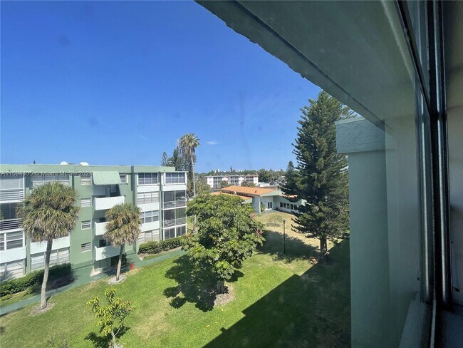 Building Photo - 2751 Taft St