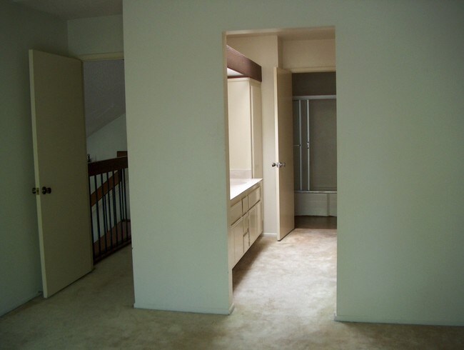 Master Bedroom - 16921 Lakefront Cir