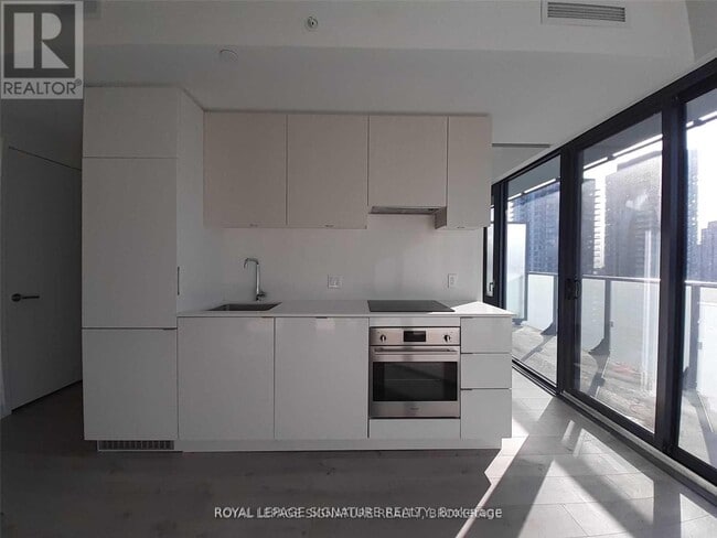 Building Photo - 161 Roehampton Ave