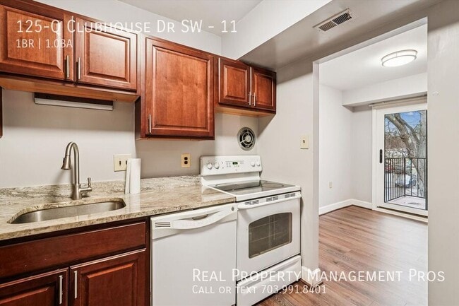 Building Photo - 125-Q Clubhouse Dr SW-11