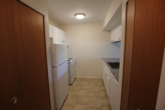 Kitchen - 1080 N Campbell Rd