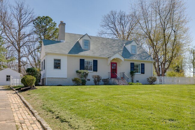 Building Photo - Charming 4 Bed / 1.5 Bath Cape AVAILABLE N...
