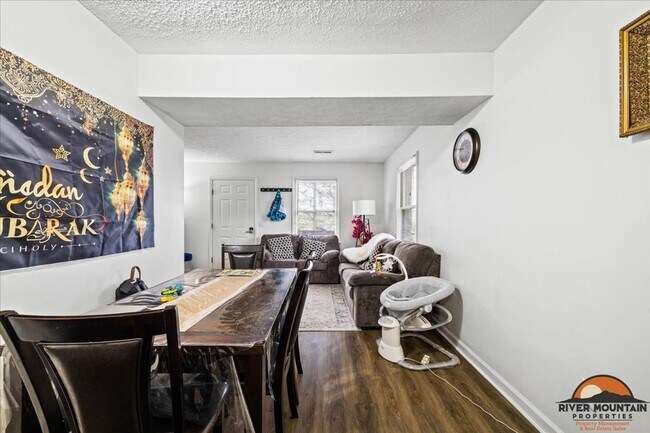 Foto del edificio - Two-Story Duplex in Excellent Blacksburg Location