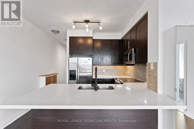 Building Photo - 1171 Queen St W