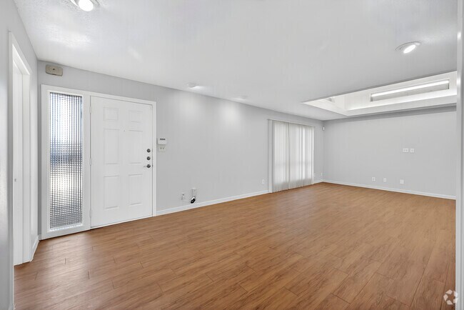 5 habitaciones, 2 baños - 1840 pies cuadrados - Eastwood Apartments