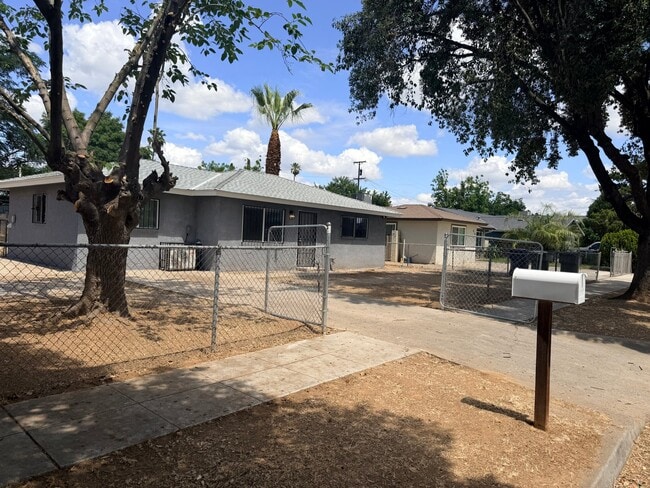 Building Photo - 824 W Valencia Ave