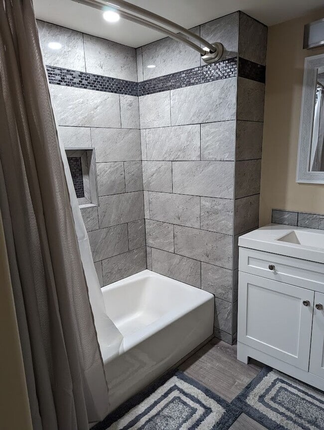 Building Photo - 3 bedroom 2 bath pet-friendly house with a...