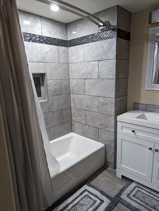 Foto del edificio - 3 bedroom 2 bath pet-friendly house with a...