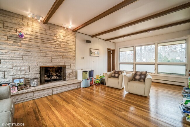 Building Photo - 1330 Woodland Ln