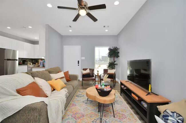 Building Photo - 8134 Mariah unit A St