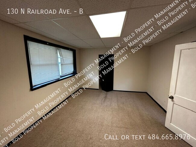 Foto del edificio - 130 N Railroad St