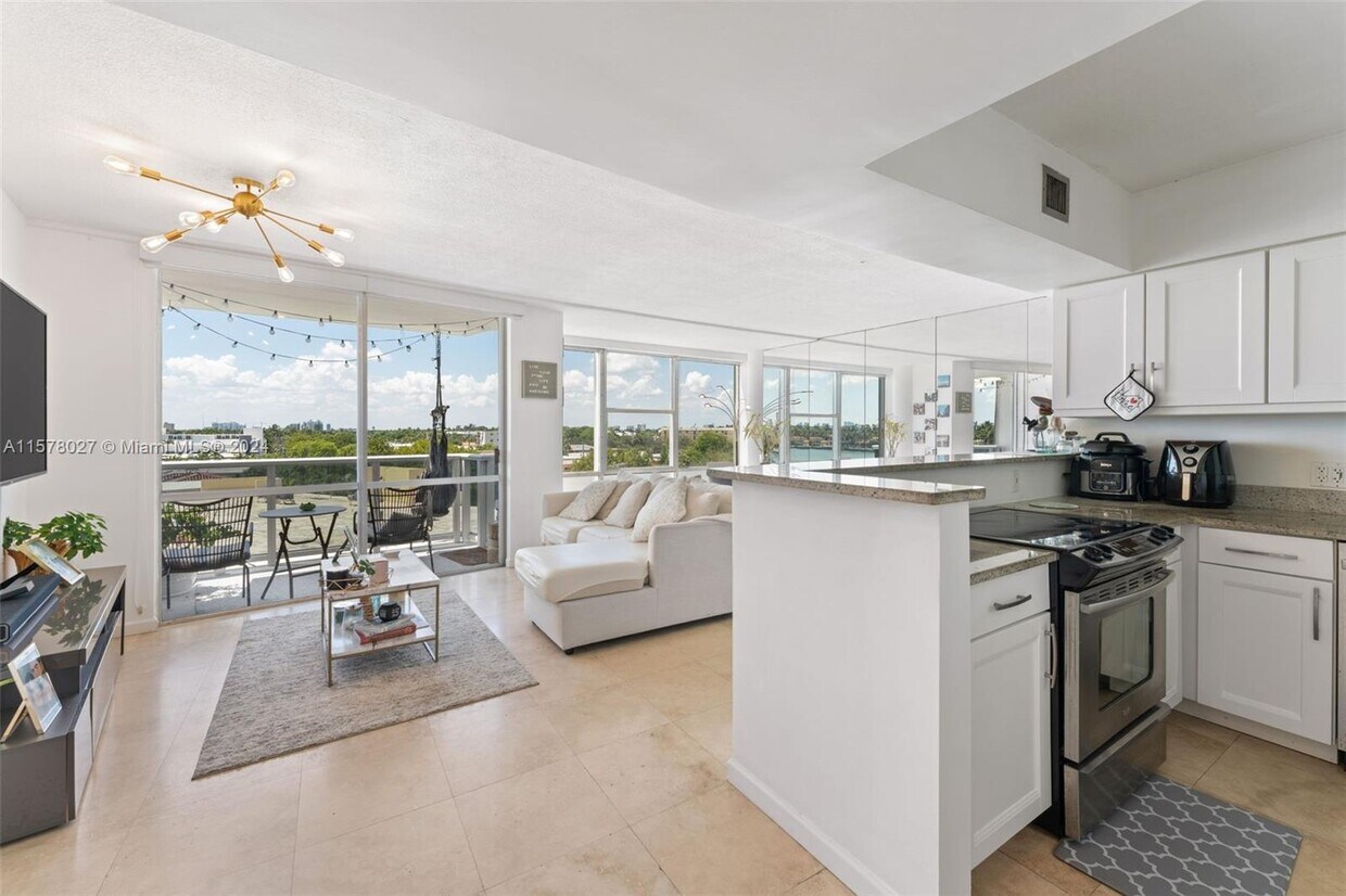 Foto principal - 900 Bay Dr