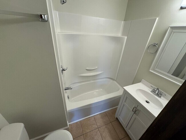 Building Photo - Updated 2-Bedroom Home with Spacious Layou...