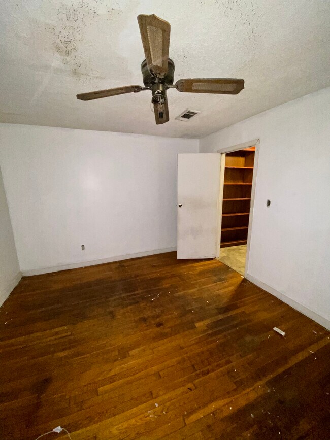 Building Photo - 2255 W Ridgeway St