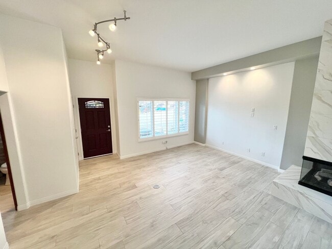 Building Photo - Sophisticated Manhattan Beach Townhome with Private Patio & 2-Car Garage