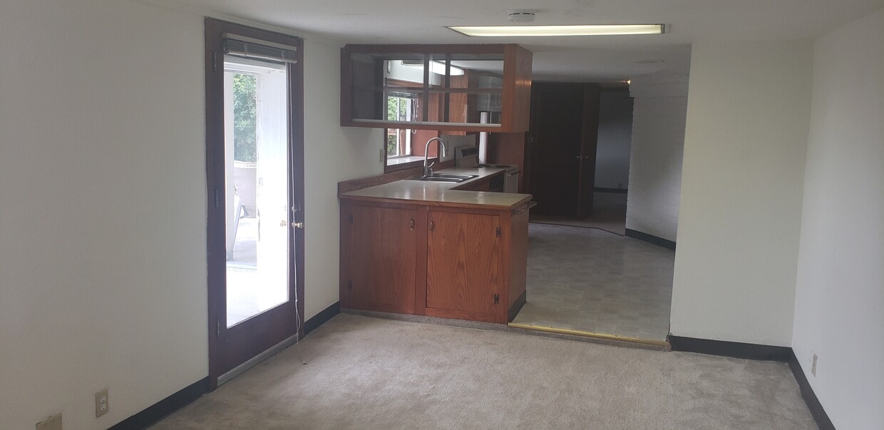 Primary Photo - 1040 Elliott Ave W