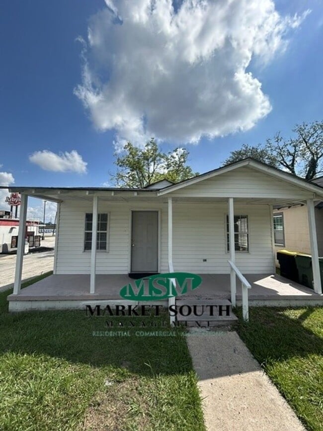 Building Photo - 3520 Haslam Ave