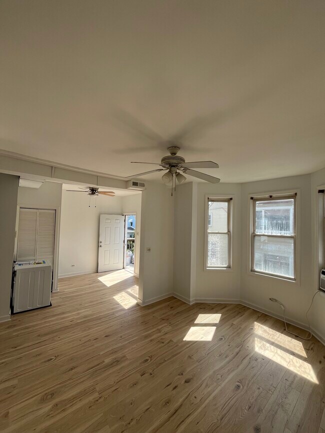 Foto del edificio - 2232 W Foster Ave