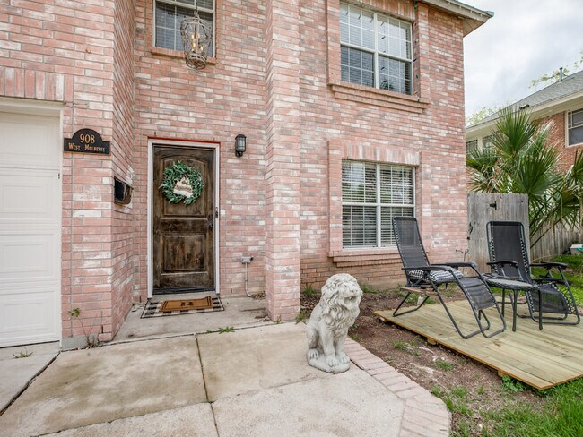 Building Photo - 908 W Mulberry Ave