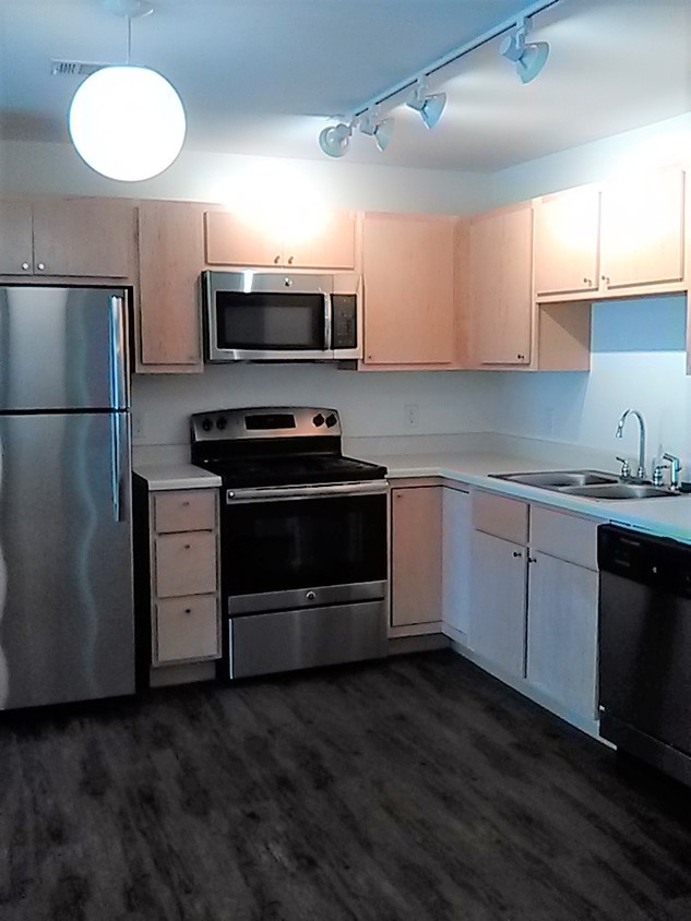 Stainless Steel Appliances - 600 N High Ave