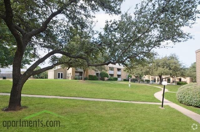 Courtyard - The Creek At Brookhollow Apartments