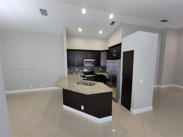 Foto del edificio - 928 Falling Water Rd