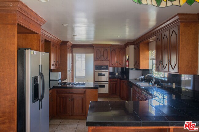 Foto del edificio - 8300 Regis Way