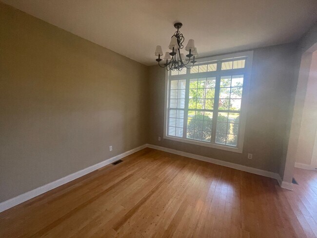 Foto del edificio - 106 Ravenswood Rd