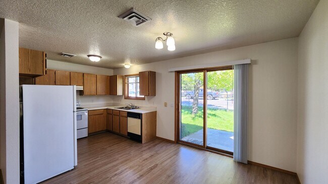 Building Photo - EAT2417