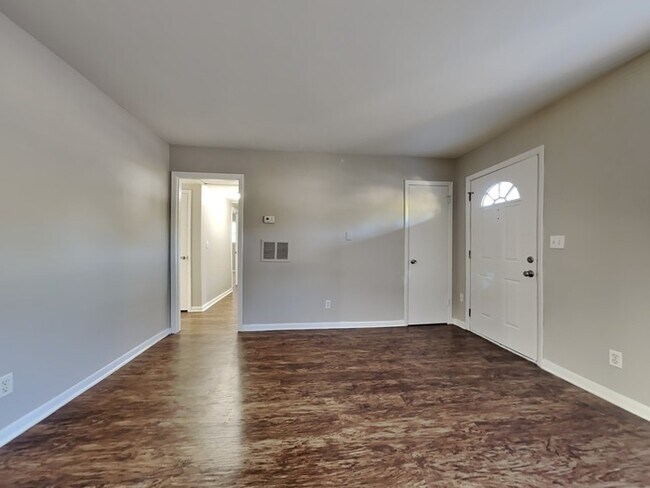 Building Photo - Charming 3 Bed Home!!