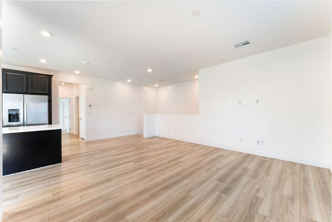 Foto del edificio - Bright Townhome in Gated Community!