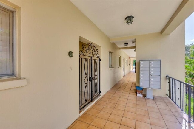 Building Photo - 301 S Gulfstream Ave