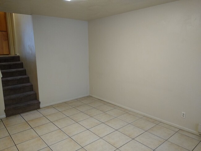Building Photo - 3 Bedroom 2 Bathroom Apartment, 1 car gara...