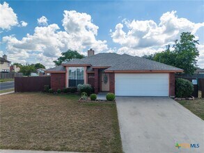 Building Photo - 2702 Hemlock Dr