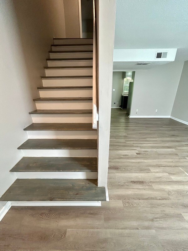 Building Photo - 1462 Sherwood Dr