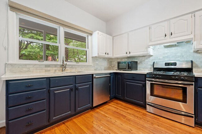 Foto del edificio - Bolin Creek 4 Bedroom House with Fabulous Forest Views Available May 1!