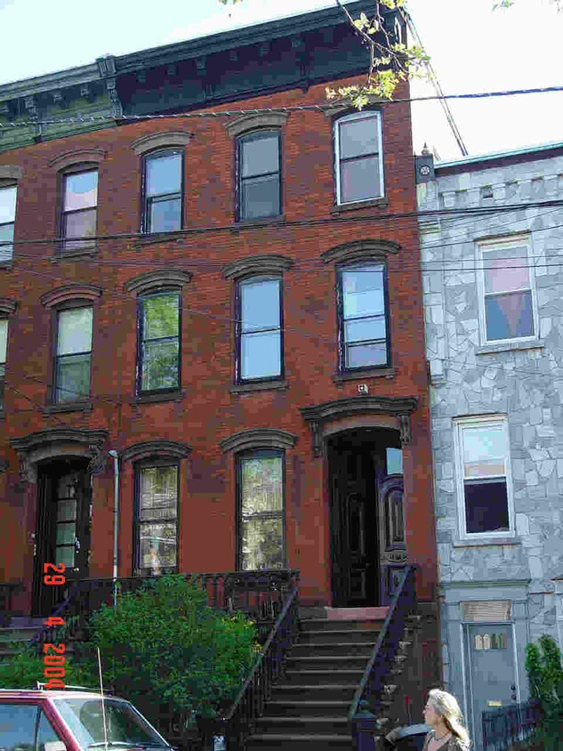Primary Photo - 163 Belmont Ave