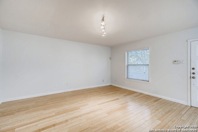 Building Photo - 102 Vassar Ln